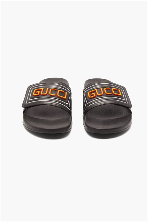 Gucci scarpe: le nuove ciabatte da piscina firmate 